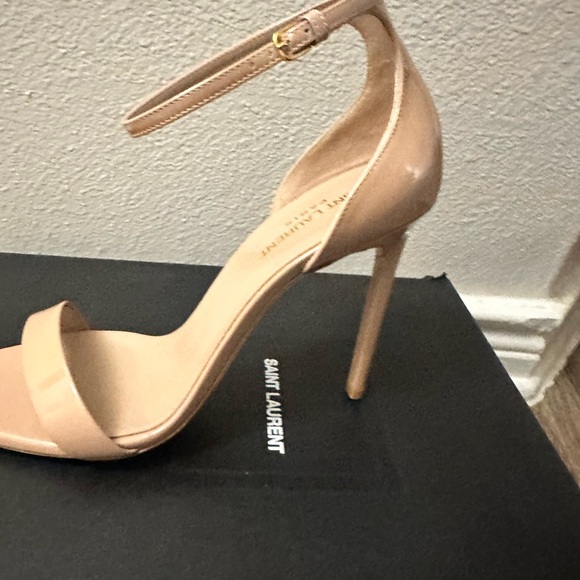 YSL AMBER SANDALS IN PATENT LEATHER
Nude - Picture 8 of 16